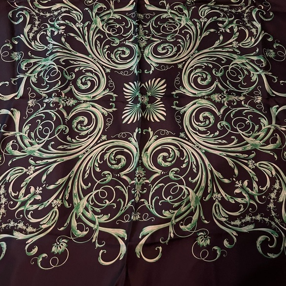 Authentic VERSACE Silk Hand Rolled Square Scarf, Italy. Purple & Green. Rare! - Picture 6 of 12